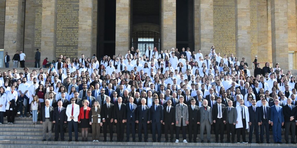 Dünya Veteriner Hekimler Günü’nde Beyaz Önlüklerle Anıtkabir’deydik