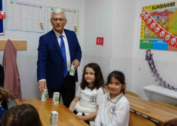 Dünya Veteriner Hekimler Günü Etkinlikleri Kapsamında Çanakkale’de İlkokul Öğrencilerine Süt Dağıtıldı